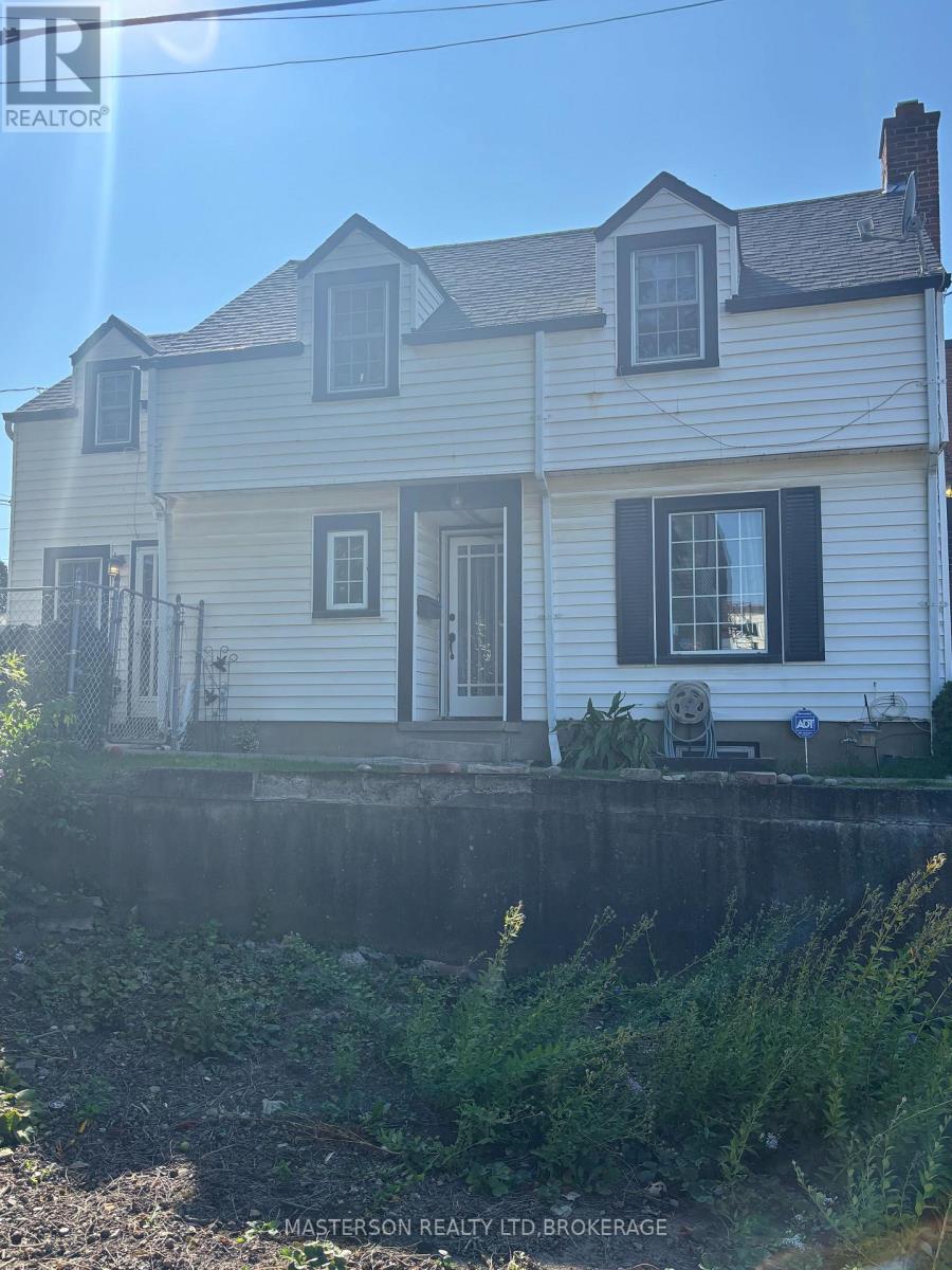 12 Chestnut Street E, St. Catharines, Ontario  L2T 1G5 - Photo 2 - X12404600