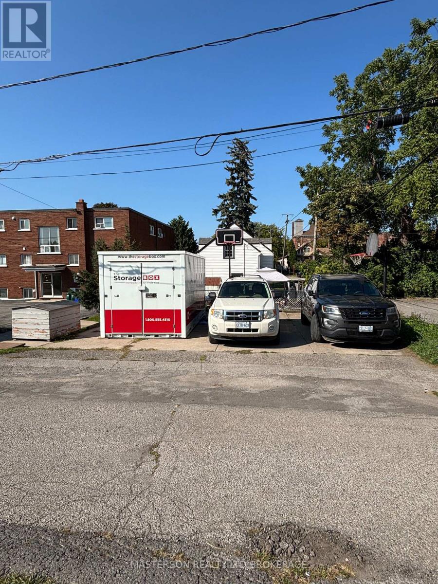 12 Chestnut Street E, St. Catharines, Ontario  L2T 1G5 - Photo 7 - X12404600