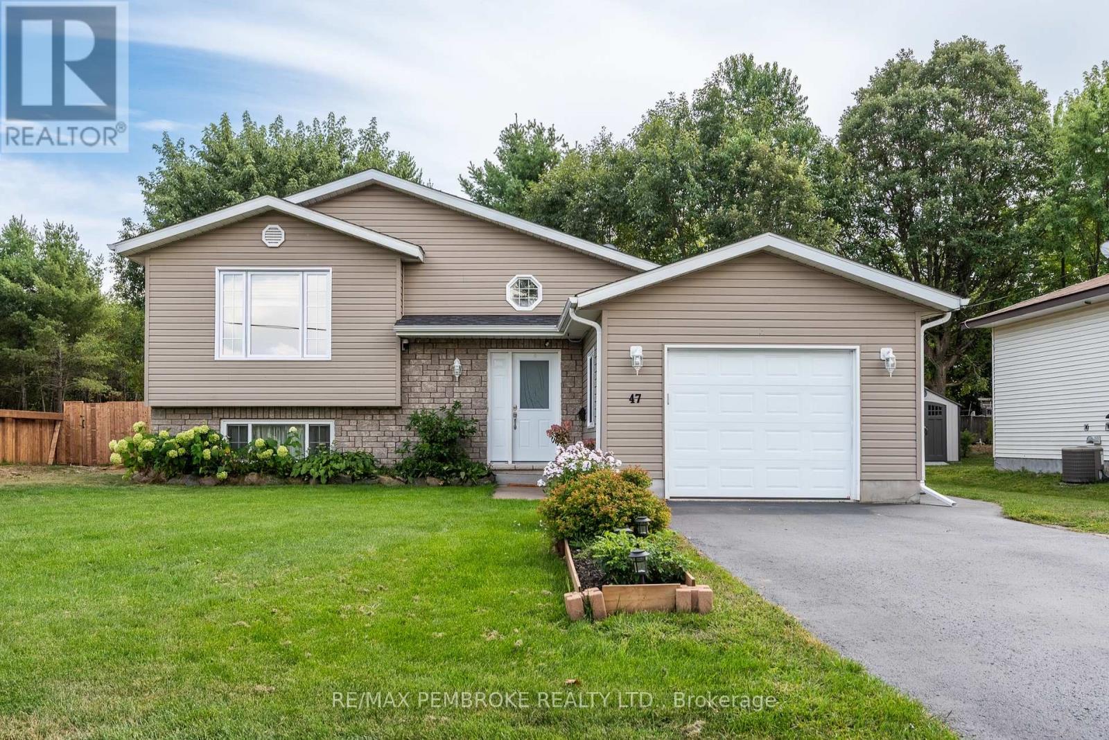 47 MOHNS AVENUE, Petawawa, Ontario