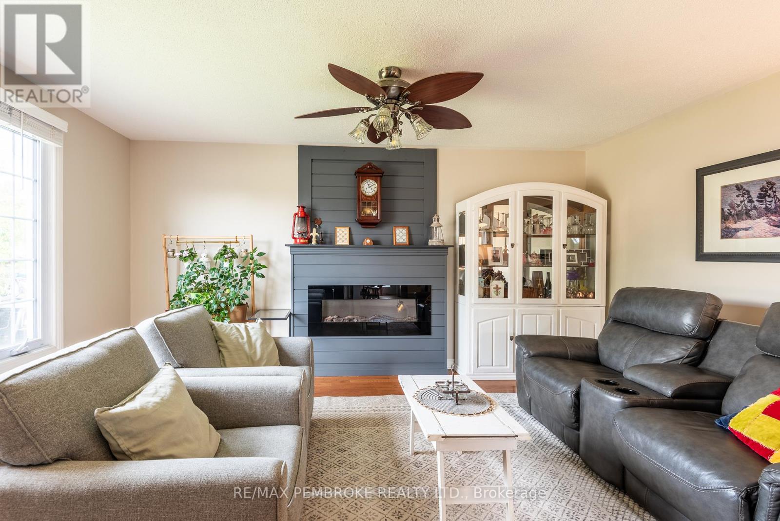 47 Mohns Avenue, Petawawa, Ontario  K8H 2H1 - Photo 15 - X12404660