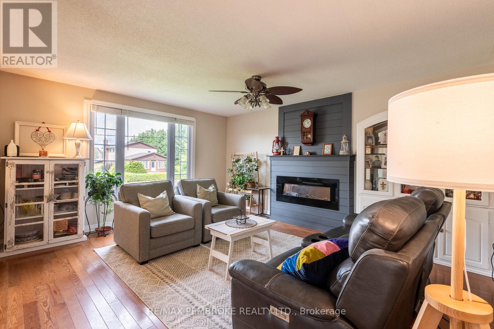 47 Mohns Avenue, Petawawa, Ontario  K8H 2H1 - Photo 17 - X12404660