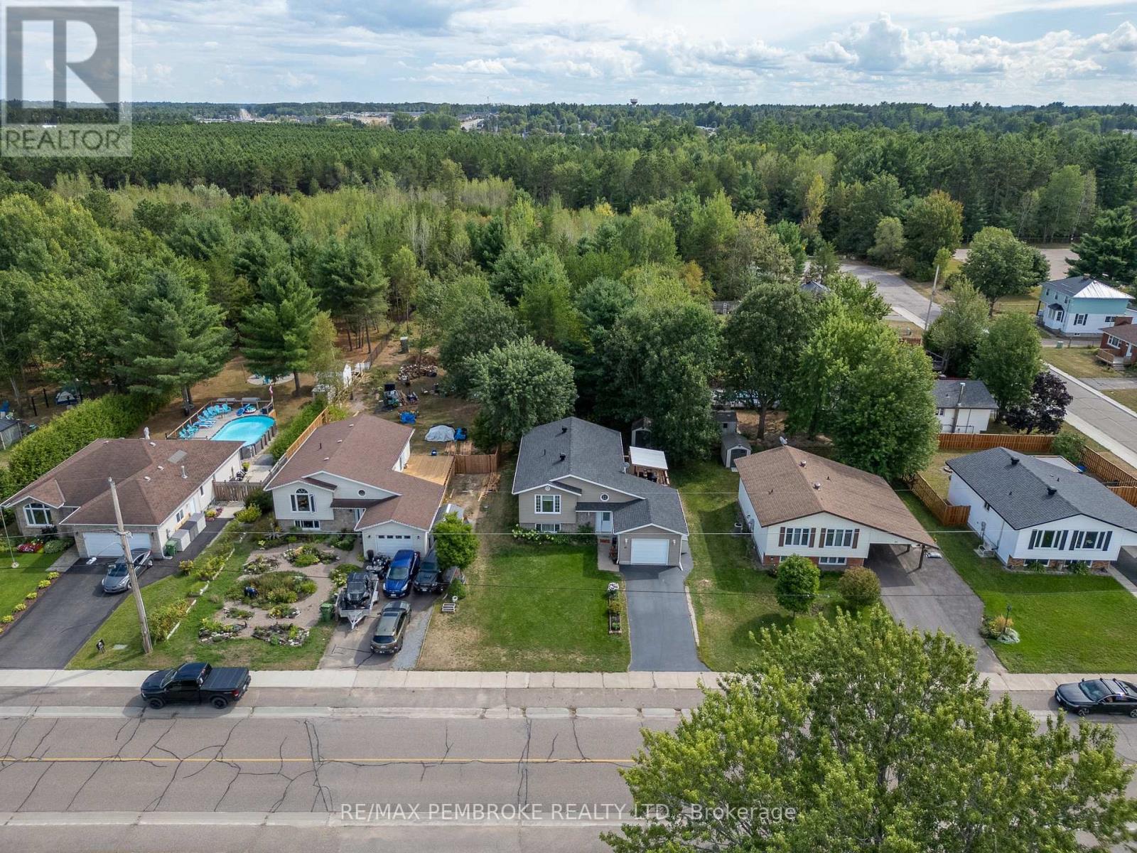 47 Mohns Avenue, Petawawa, Ontario  K8H 2H1 - Photo 2 - X12404660