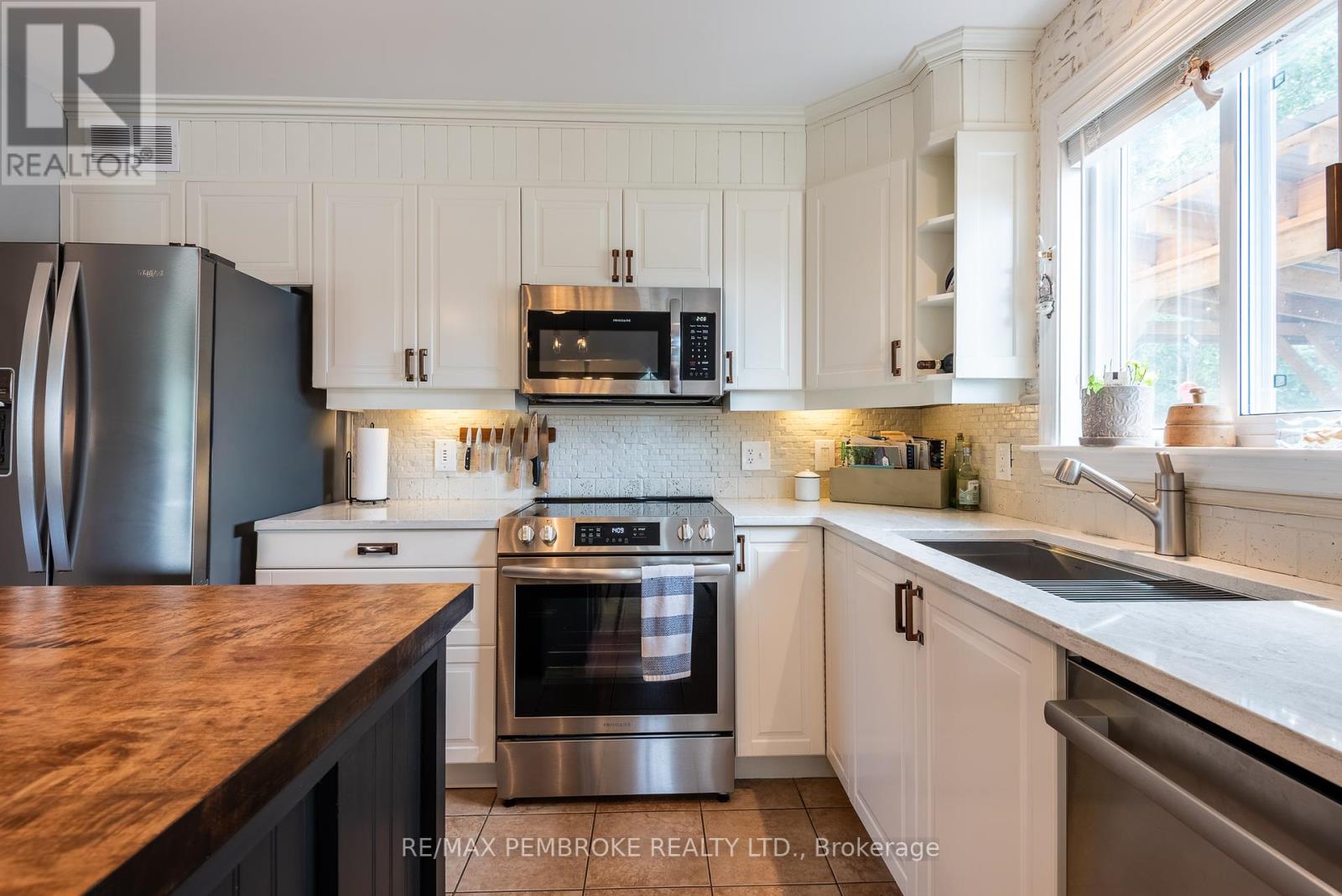 47 Mohns Avenue, Petawawa, Ontario  K8H 2H1 - Photo 22 - X12404660