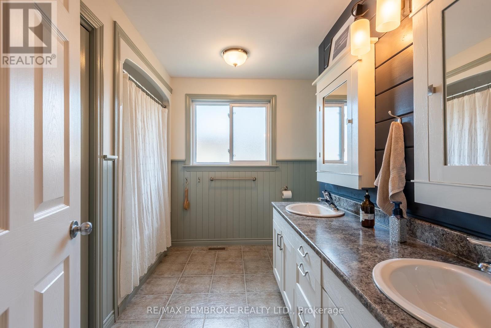 47 Mohns Avenue, Petawawa, Ontario  K8H 2H1 - Photo 24 - X12404660