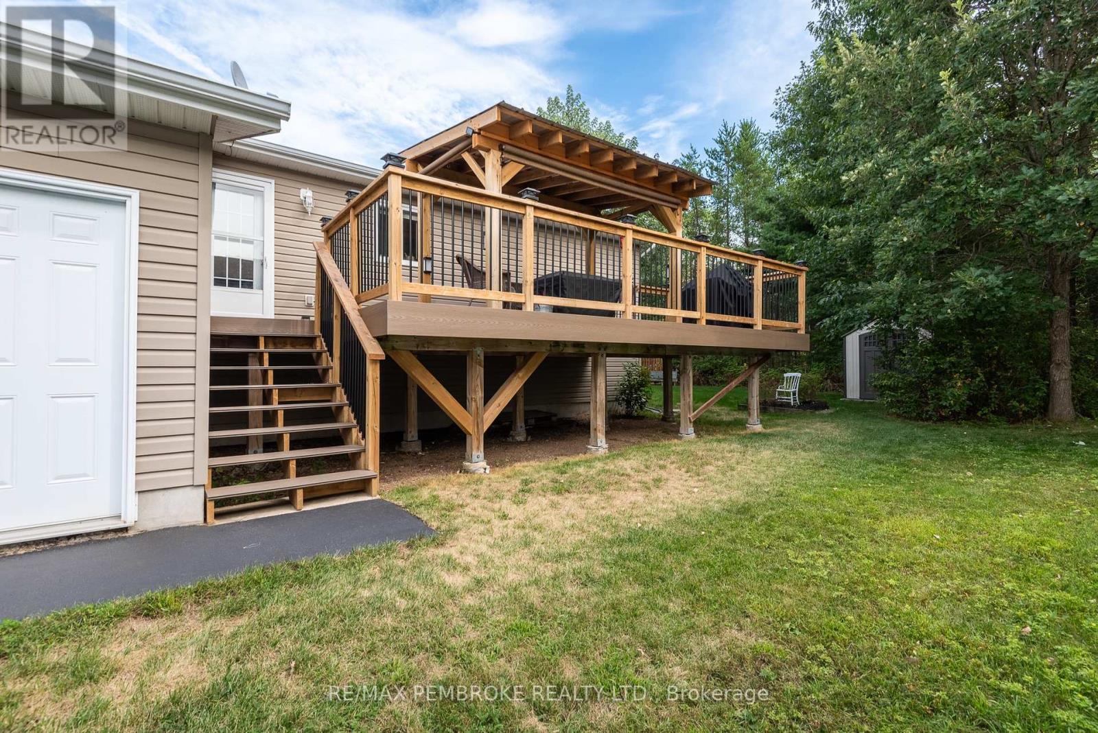 47 Mohns Avenue, Petawawa, Ontario  K8H 2H1 - Photo 7 - X12404660