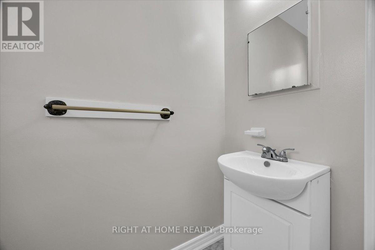 27 Villata Gardens, Toronto, Ontario  M3J 1J7 - Photo 12 - W12404541