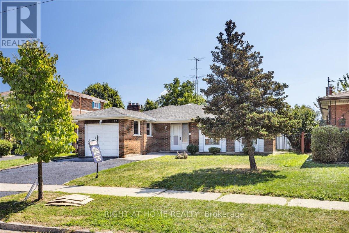 27 Villata Gardens, Toronto, Ontario  M3J 1J7 - Photo 2 - W12404541