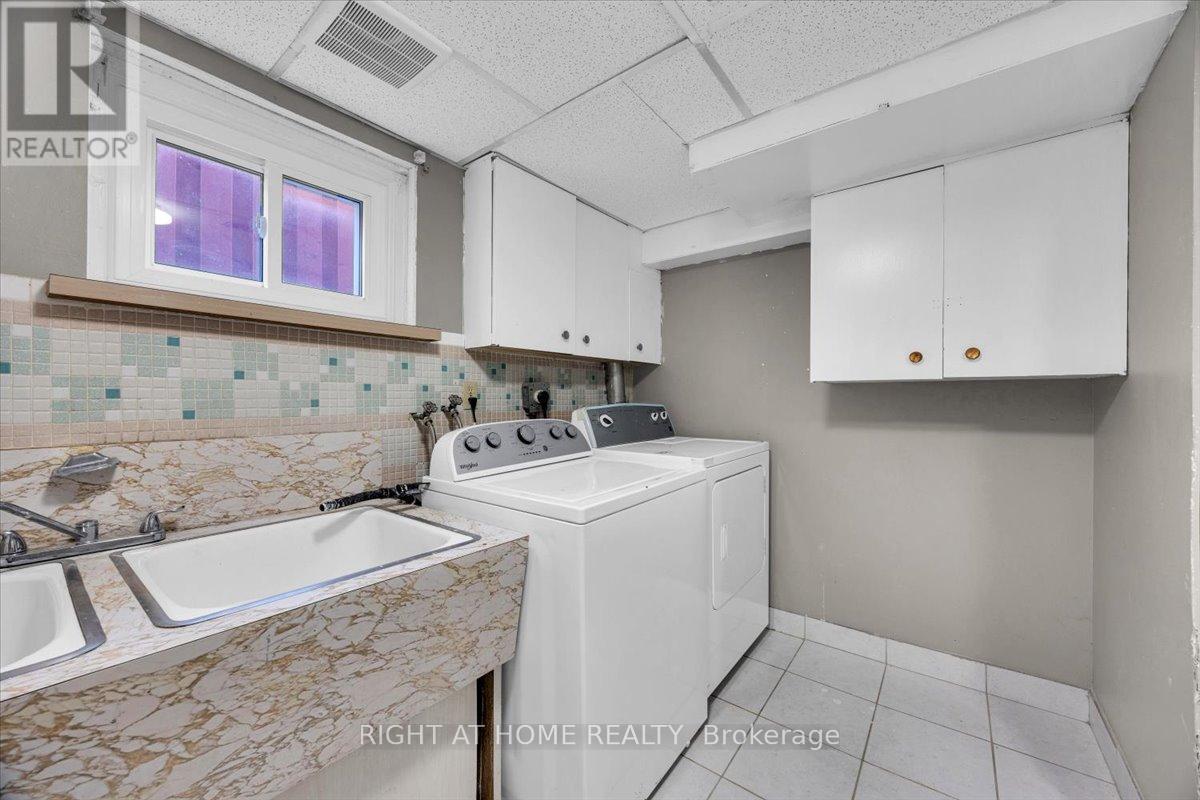 27 Villata Gardens, Toronto, Ontario  M3J 1J7 - Photo 22 - W12404541