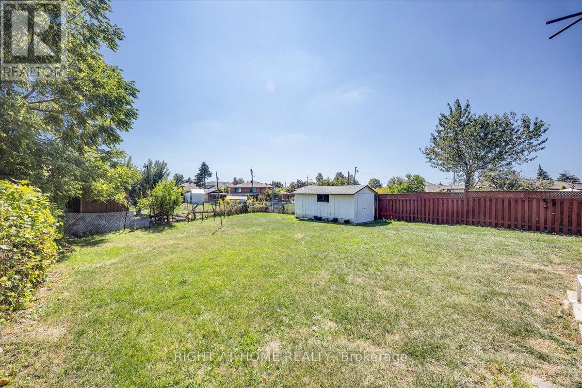 27 Villata Gardens, Toronto, Ontario  M3J 1J7 - Photo 24 - W12404541