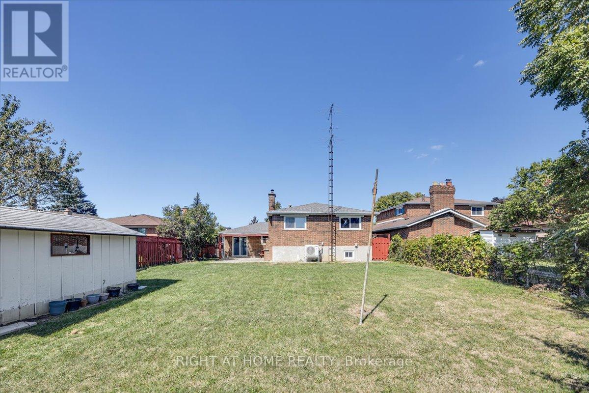 27 Villata Gardens, Toronto, Ontario  M3J 1J7 - Photo 25 - W12404541