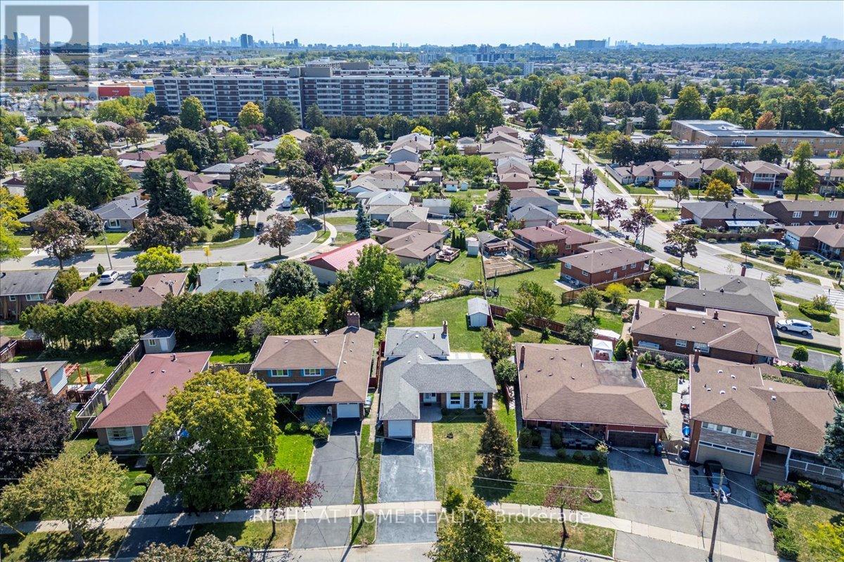 27 Villata Gardens, Toronto, Ontario  M3J 1J7 - Photo 29 - W12404541