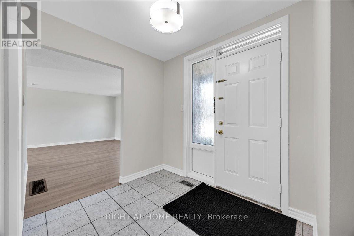 27 Villata Gardens, Toronto, Ontario  M3J 1J7 - Photo 3 - W12404541