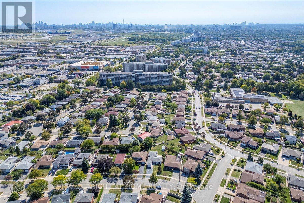 27 Villata Gardens, Toronto, Ontario  M3J 1J7 - Photo 30 - W12404541