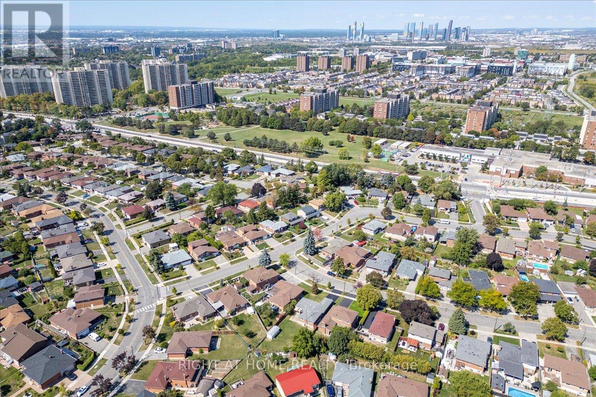 27 Villata Gardens, Toronto, Ontario  M3J 1J7 - Photo 32 - W12404541