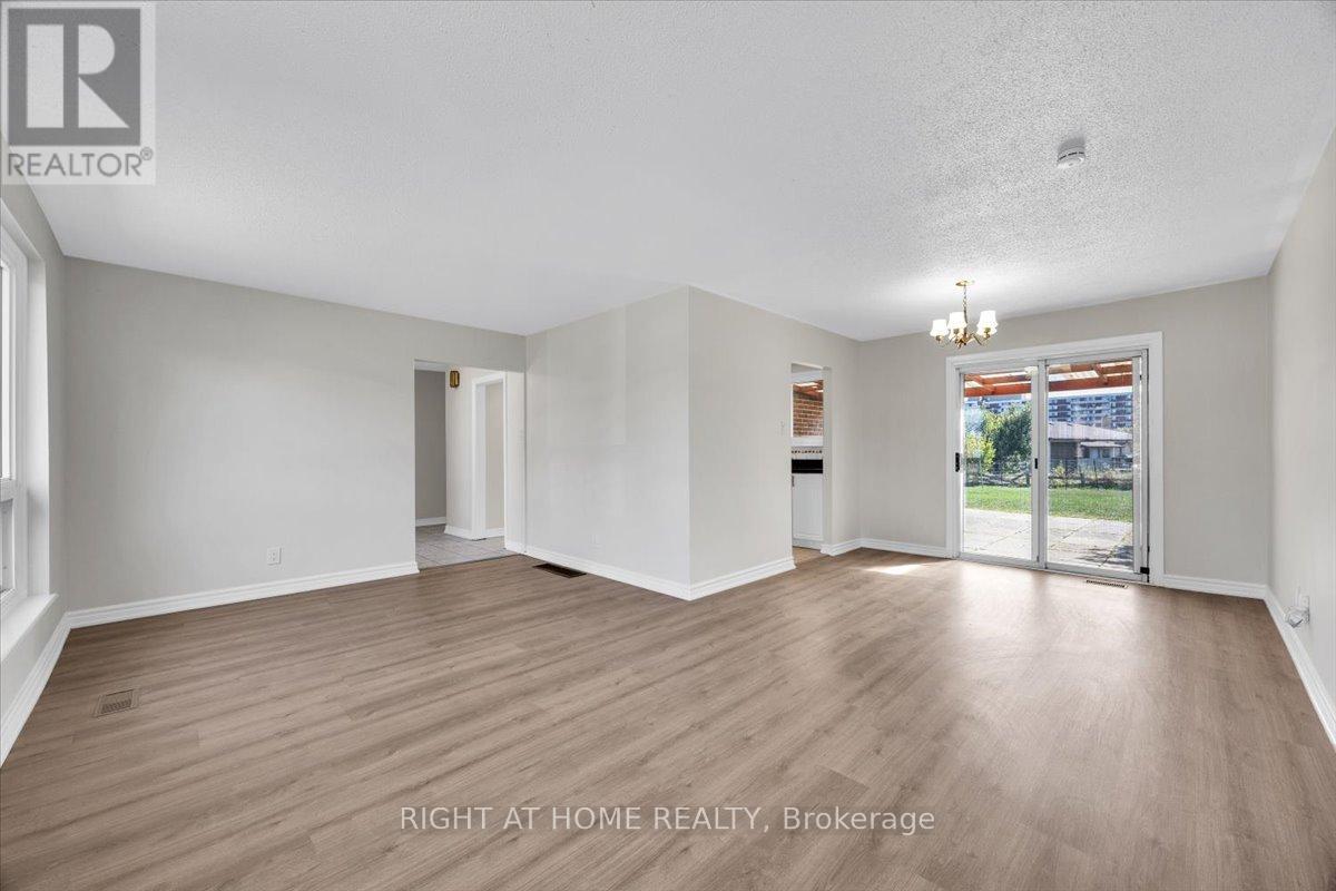 27 Villata Gardens, Toronto, Ontario  M3J 1J7 - Photo 6 - W12404541