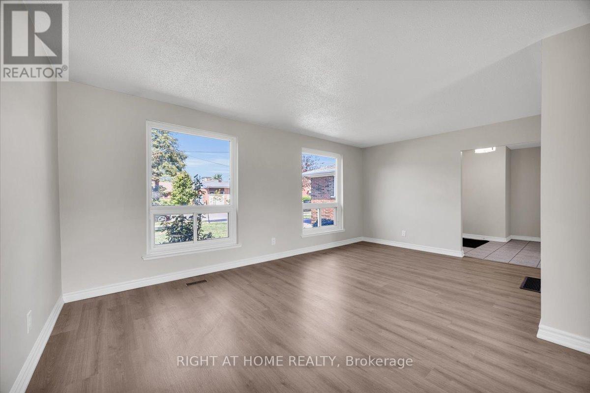 27 Villata Gardens, Toronto, Ontario  M3J 1J7 - Photo 7 - W12404541