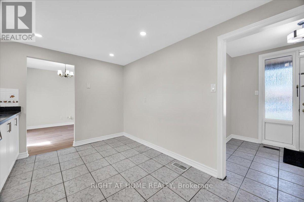 27 Villata Gardens, Toronto, Ontario  M3J 1J7 - Photo 9 - W12404541