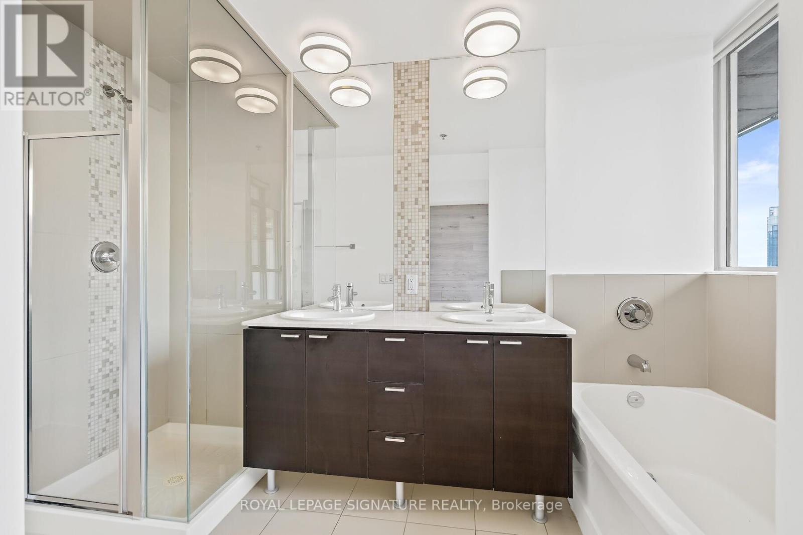 1802 - 375 King Street W, Toronto, Ontario  M5V 1K5 - Photo 14 - C12404612