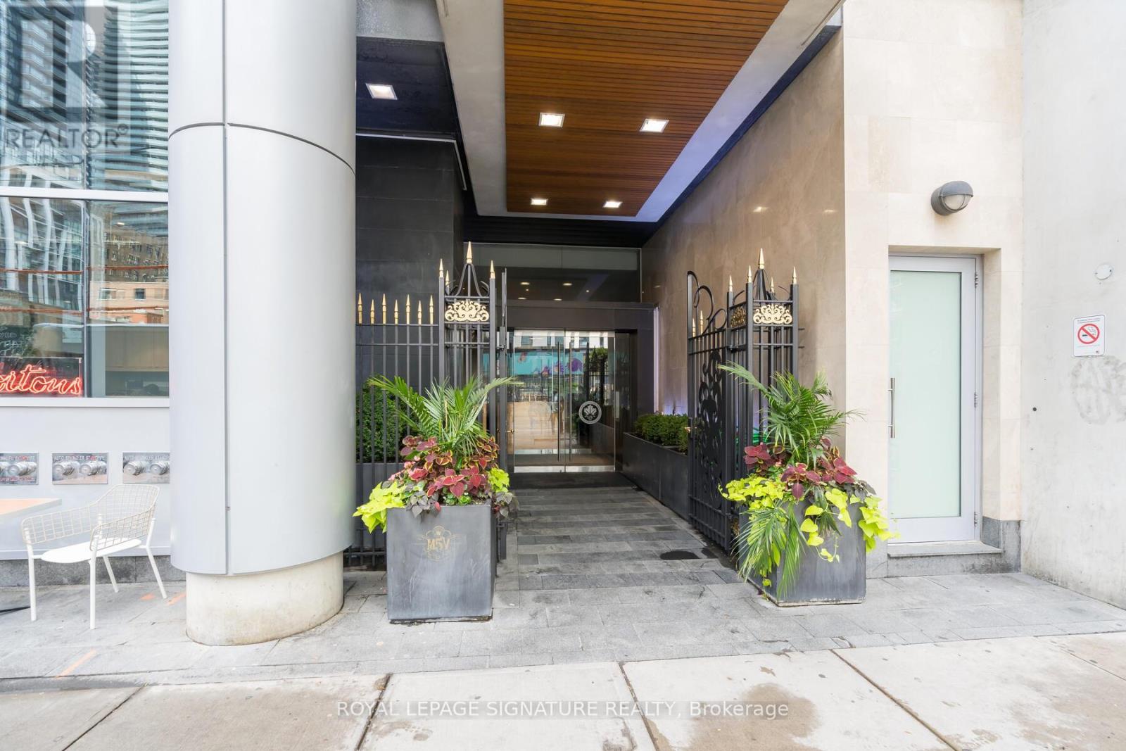 1802 - 375 King Street W, Toronto, Ontario  M5V 1K5 - Photo 2 - C12404612