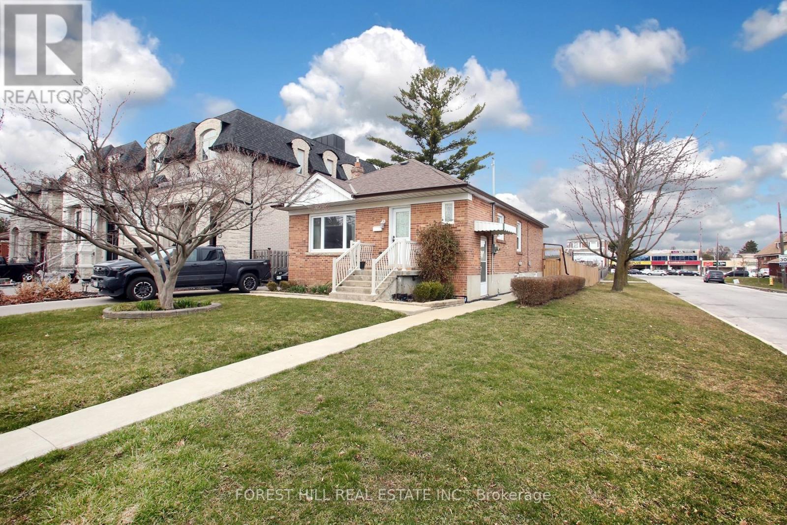 26 Alexis Boulevard, Toronto, Ontario  M3H 2P4 - Photo 3 - C12404648