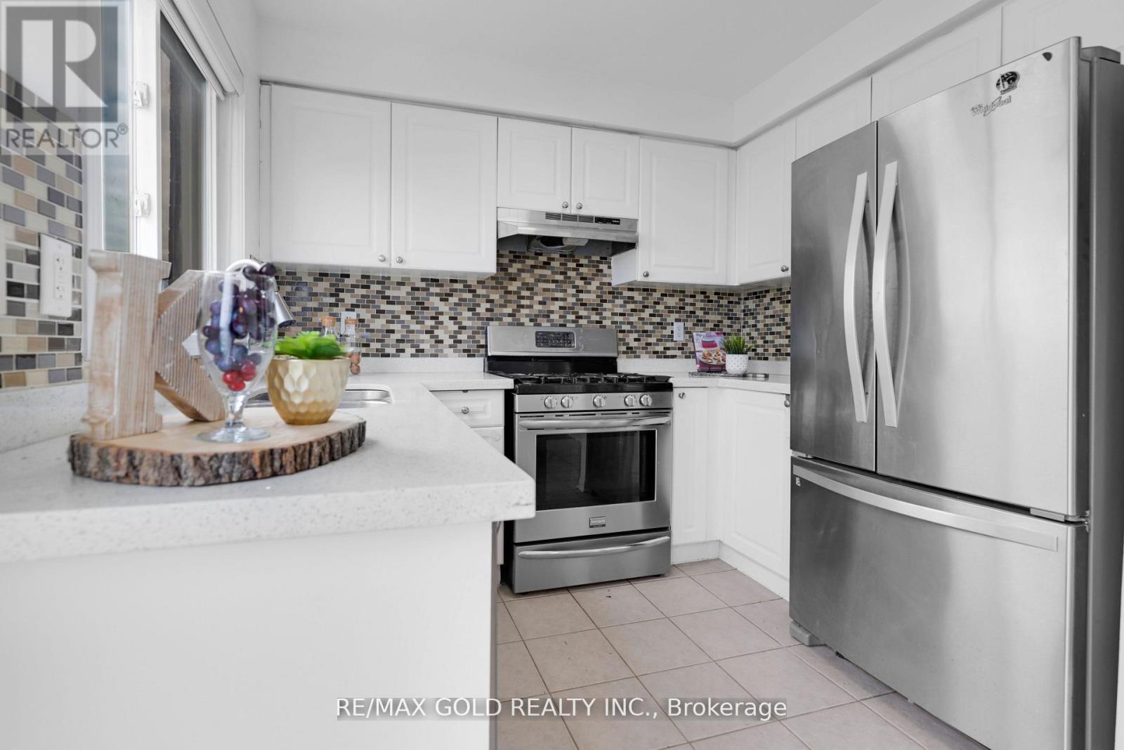 255 Brisdale Drive, Brampton, Ontario  L7A 2T3 - Photo 9 - W12404710