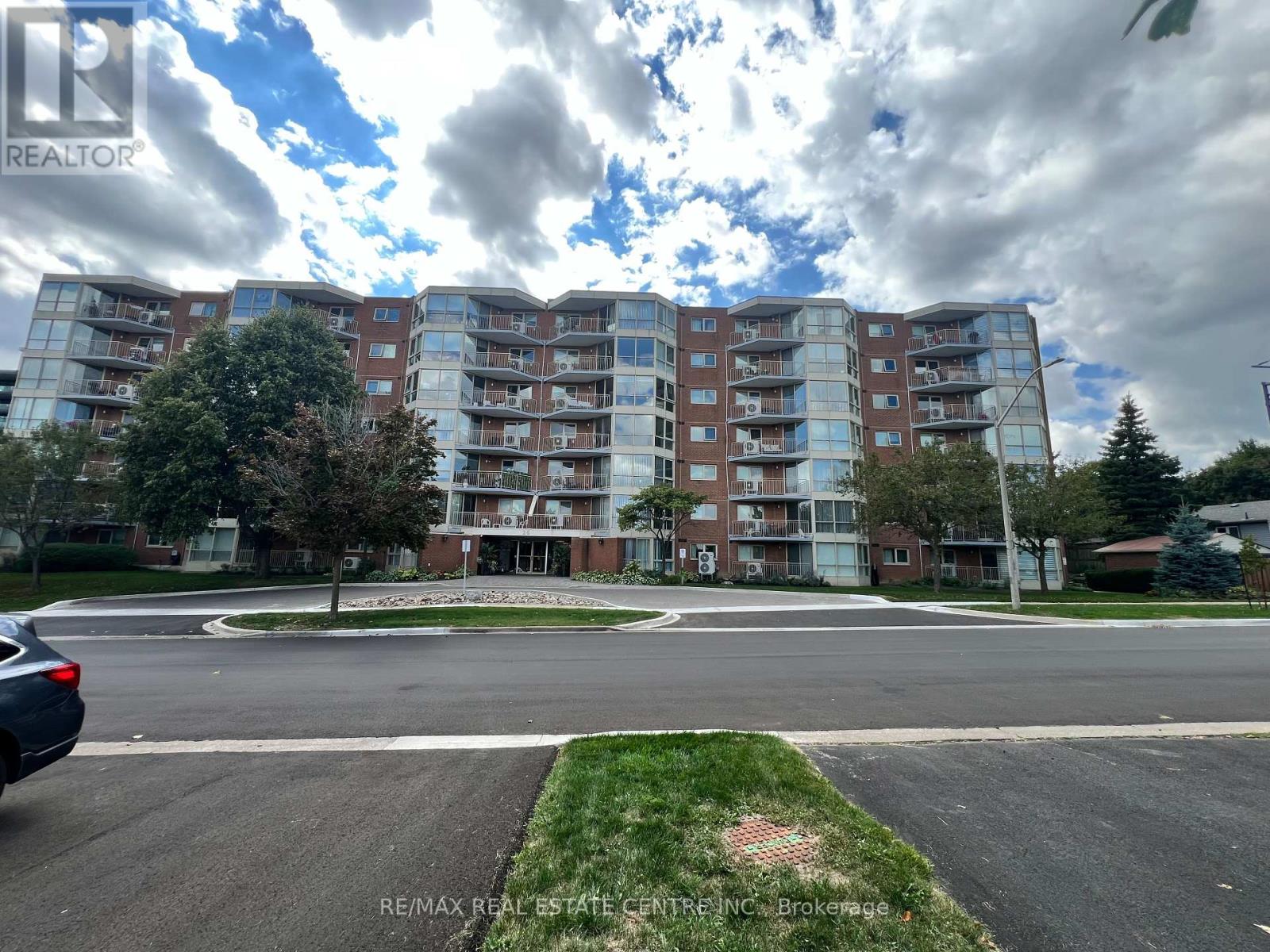 204 - 26 Hall Road, Halton Hills (Georgetown), Ontario  L7G 5G5 - Photo 2 - W12404035