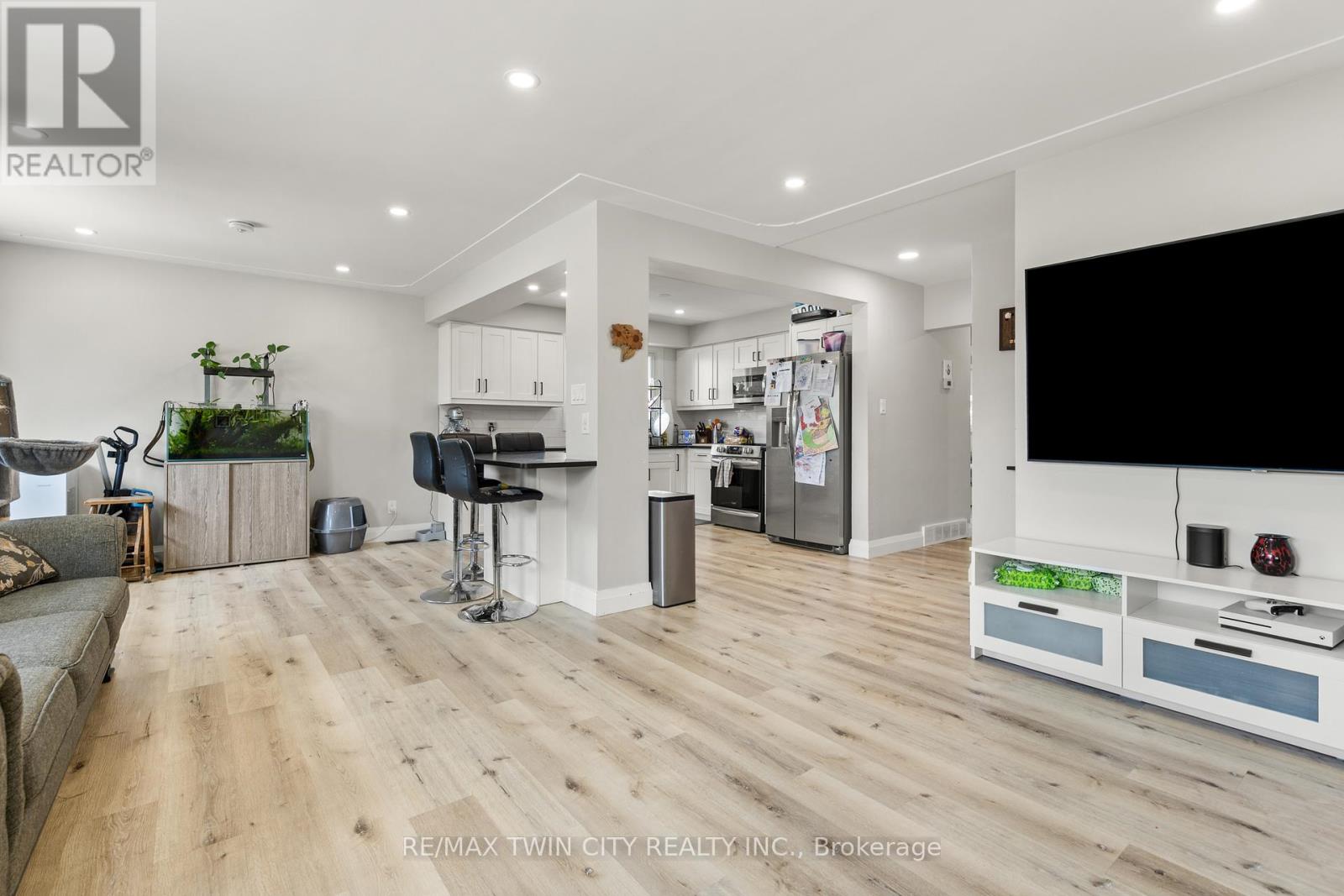 Property at 1067 BERNHARDT STREET image 5
