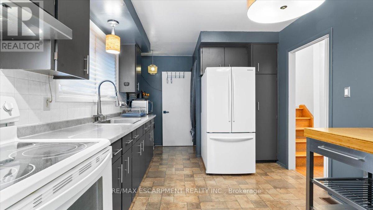 7 May Avenue, Belleville (Belleville Ward), Ontario  K8P 2N8 - Photo 9 - X12404642
