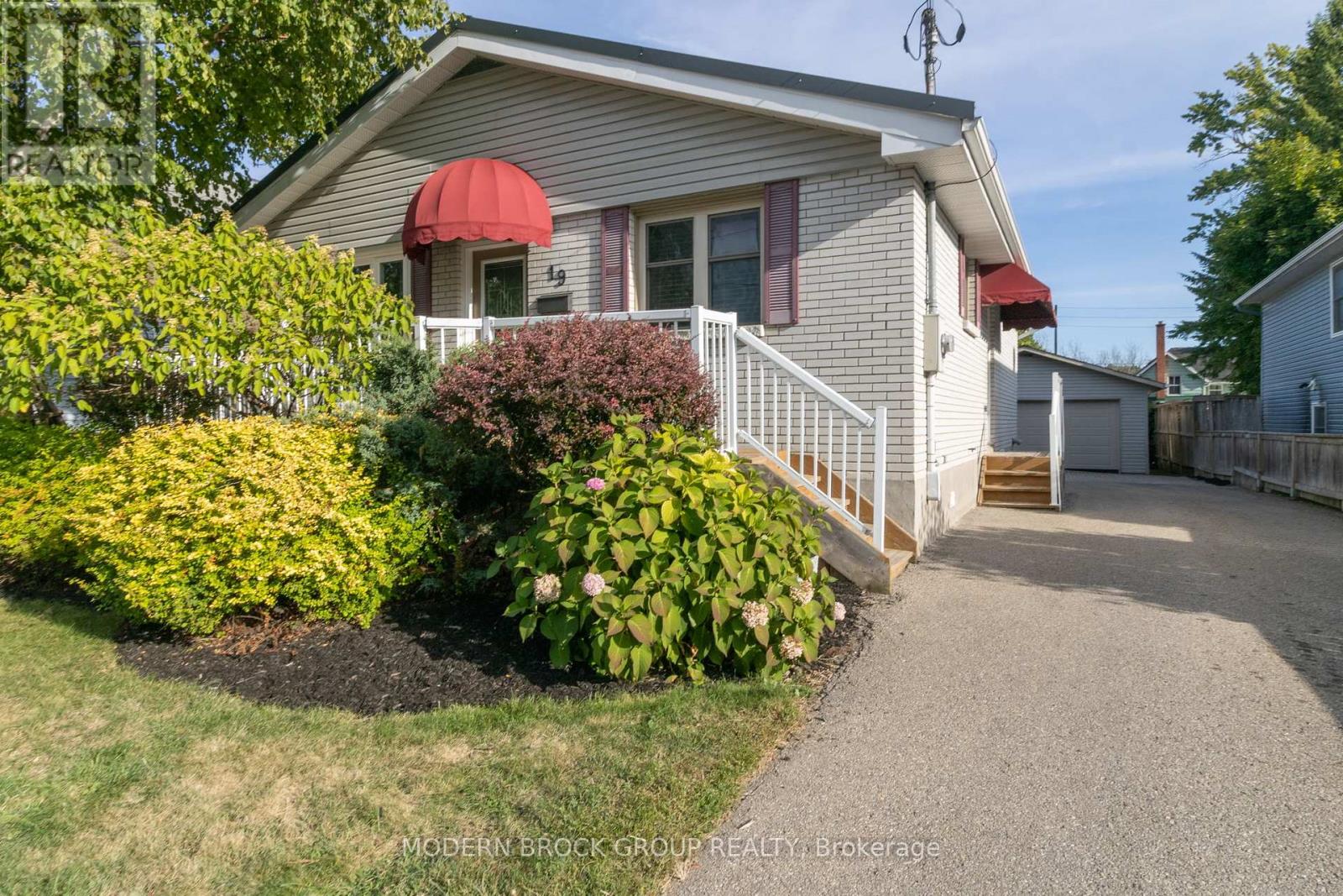 19 Amy Street, Brockville, Ontario  K6V 1V9 - Photo 2 - X12404753