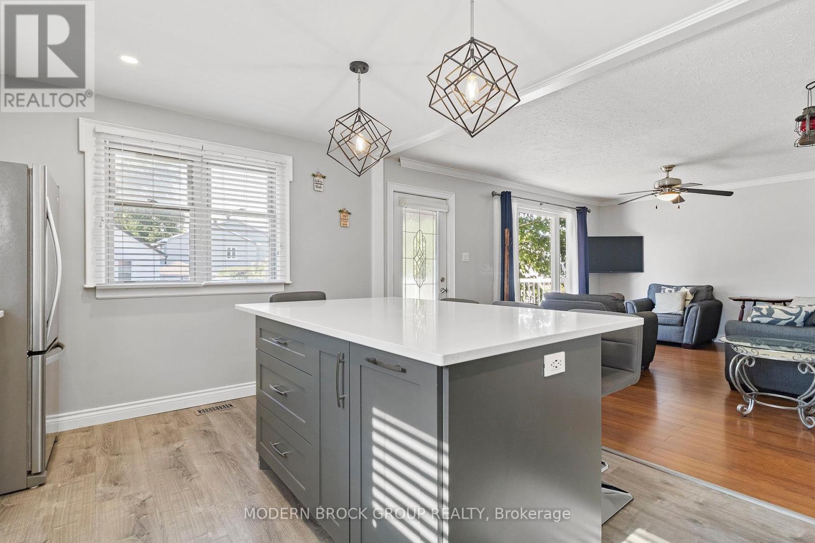 19 Amy Street, Brockville, Ontario  K6V 1V9 - Photo 6 - X12404753