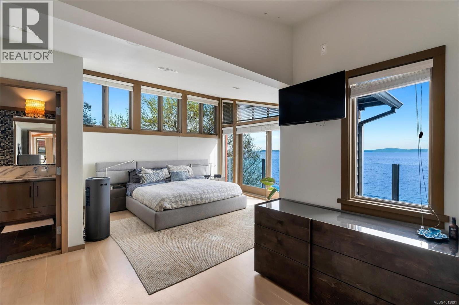 Property at 5073 Cordova Bay Rd image 5