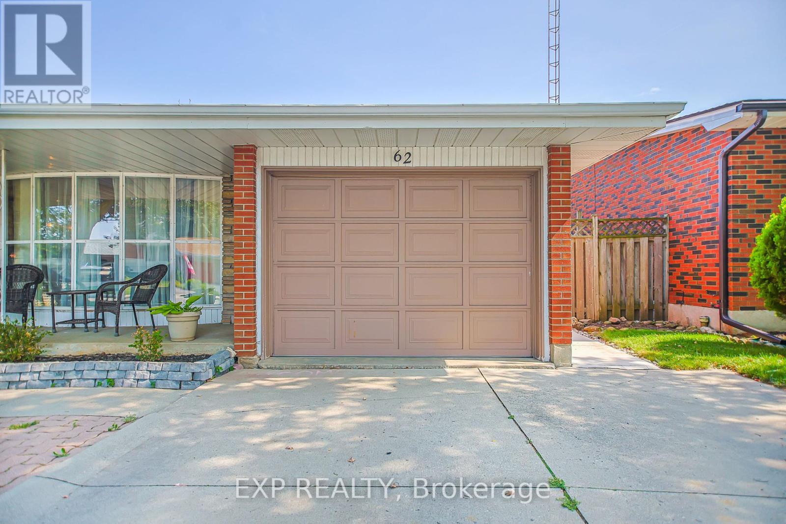 62 Owen Place, Hamilton (Greenford), Ontario  L8G 2H2 - Photo 4 - X12387073