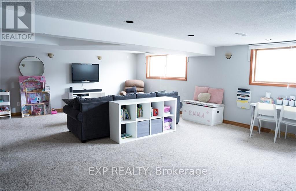 62 Owen Place, Hamilton (Greenford), Ontario  L8G 2H2 - Photo 19 - X12387073