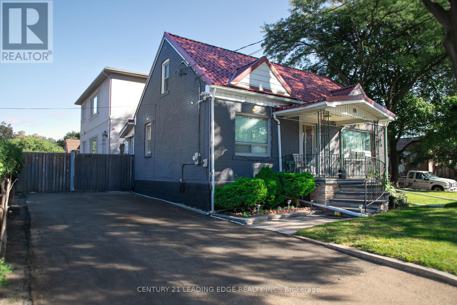 10 Yvonne Avenue, Toronto, Ontario  M3L 1C7 - Photo 4 - W12399917