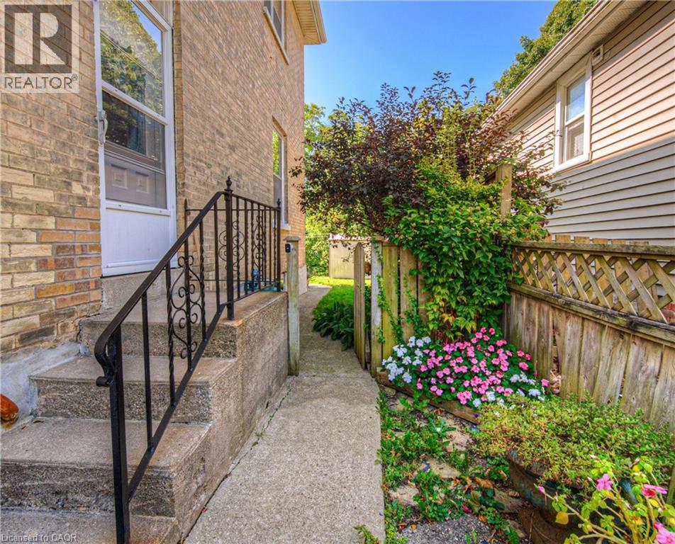 Property at 76 ROSEVIEW Avenue image 3