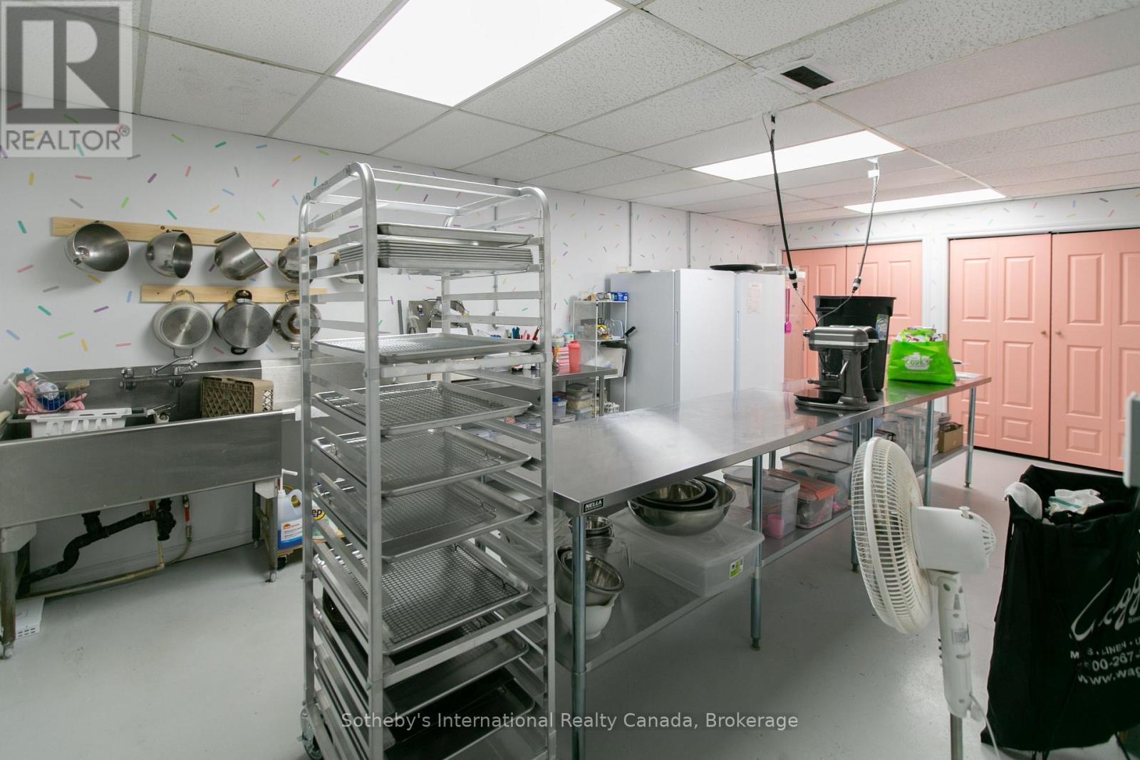 261 9th Street E, Owen Sound, Ontario  N4K 1N8 - Photo 15 - X12404850