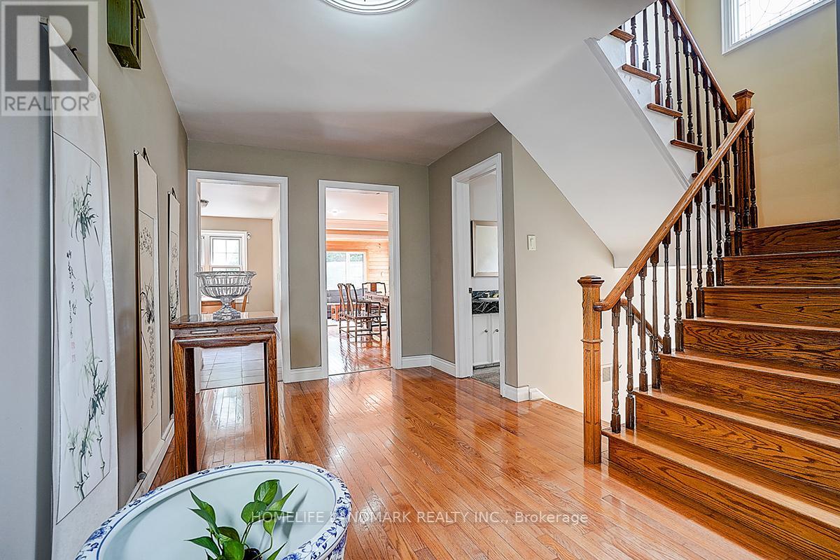 19 Stubbs Drive, Toronto (St. Andrew-Windfields), Ontario  M2L 2R2 - Photo 3 - C12404761