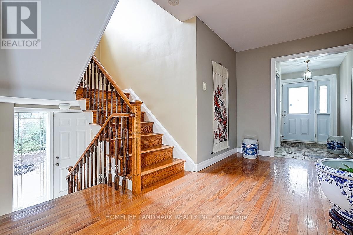 19 Stubbs Drive, Toronto (St. Andrew-Windfields), Ontario  M2L 2R2 - Photo 4 - C12404761