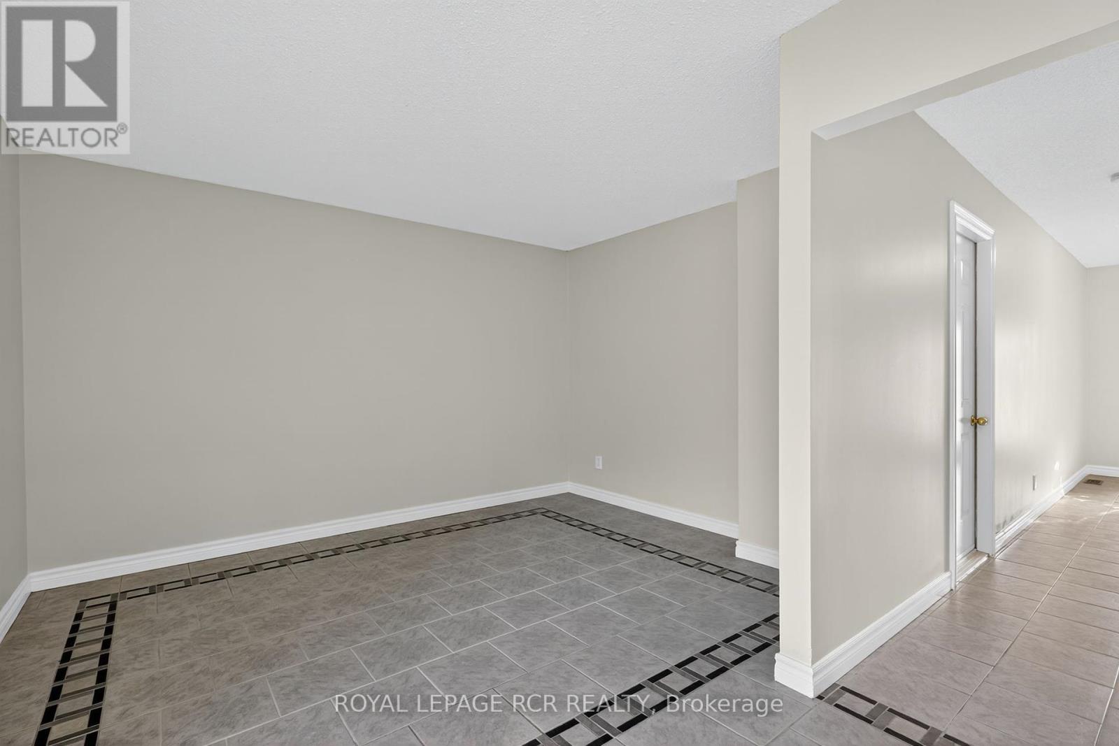 64 Bradley Court, New Tecumseth (Tottenham), Ontario  L0G 1W0 - Photo 5 - N12403109