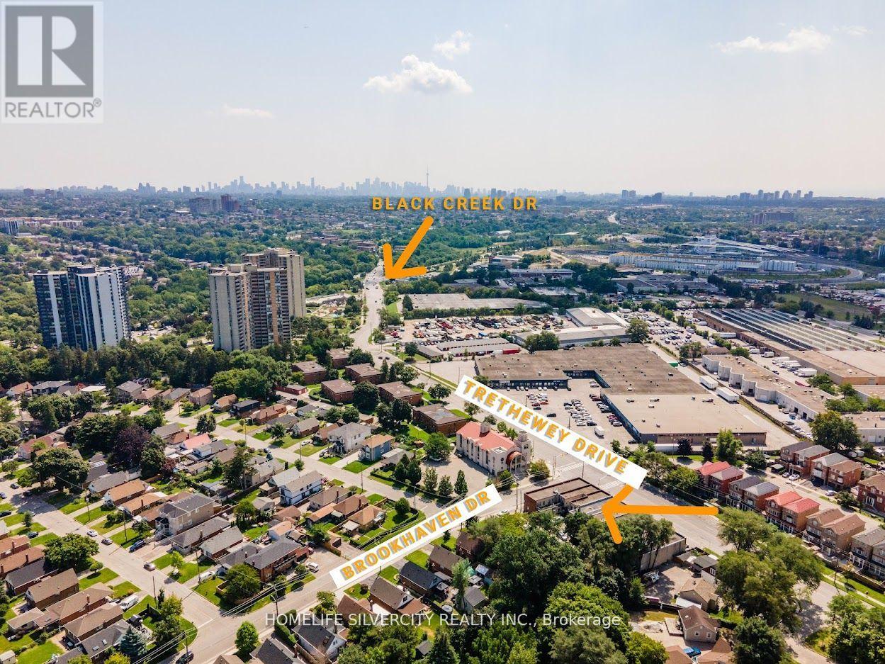 4 Brookhaven Drive, Toronto (Brookhaven-Amesbury), Ontario  M6M 4N7 - Photo 1 - W12404742