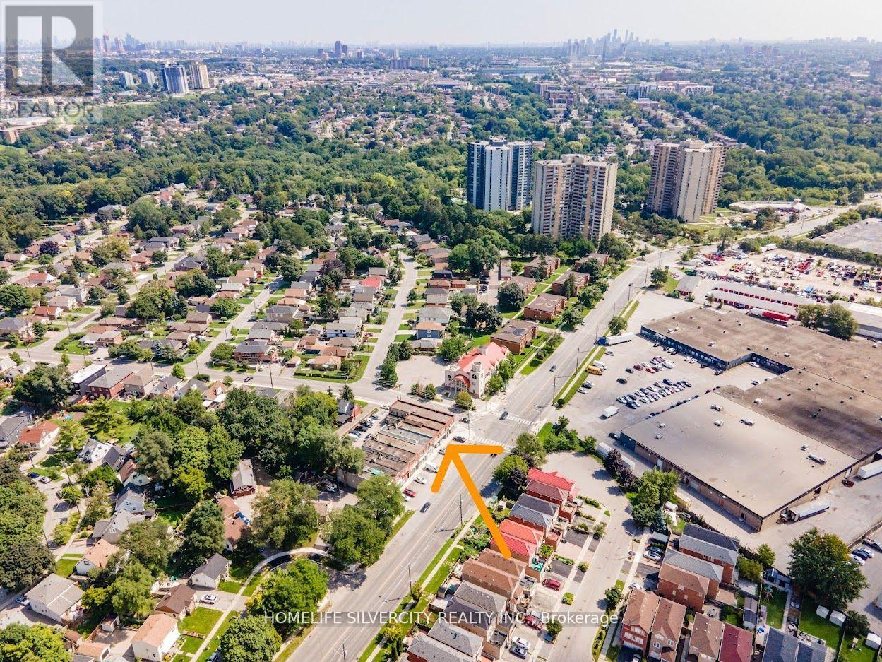 4 Brookhaven Drive, Toronto (Brookhaven-Amesbury), Ontario  M6M 4N7 - Photo 5 - W12404742