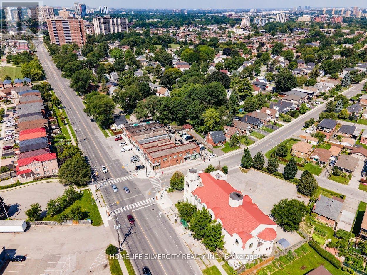 4 Brookhaven Drive, Toronto (Brookhaven-Amesbury), Ontario  M6M 4N7 - Photo 7 - W12404742