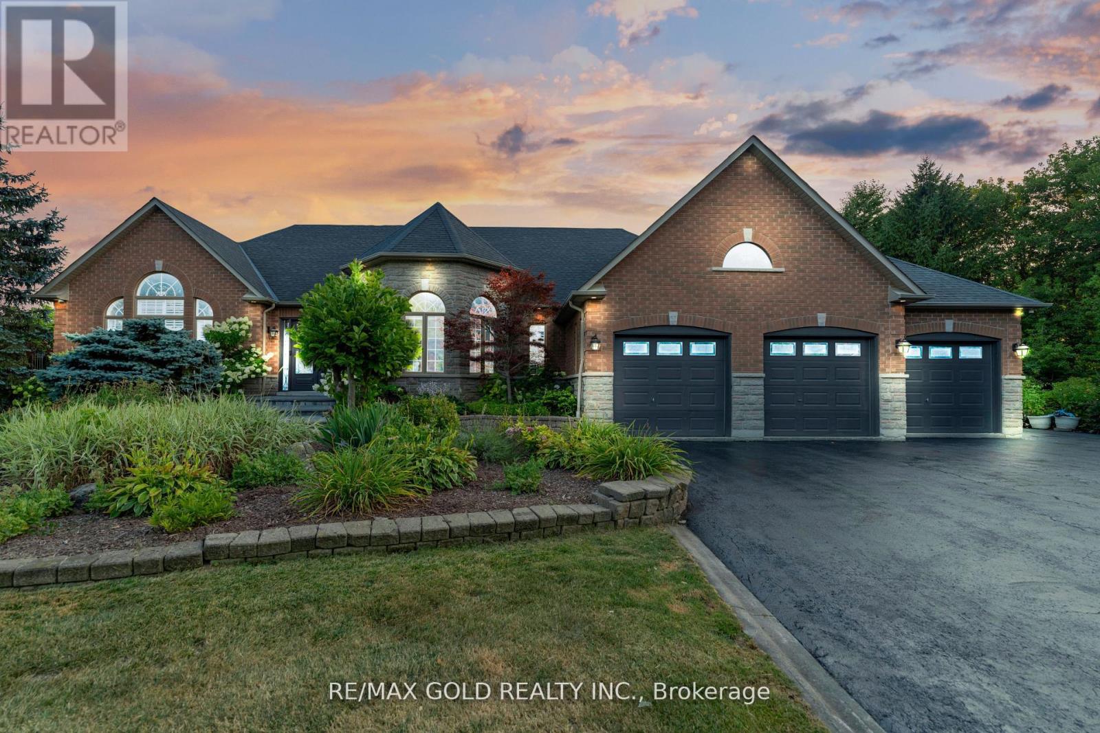 12572 Heritage Road, Caledon, Ontario  L7C 1T3 - Photo 1 - W12404784