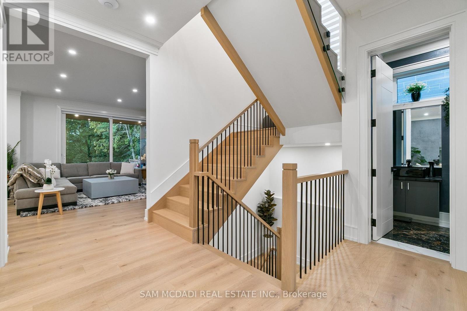 1509 Pembroke Drive, Oakville (Cp College Park), Ontario  L6H 1V6 - Photo 8 - W12404802