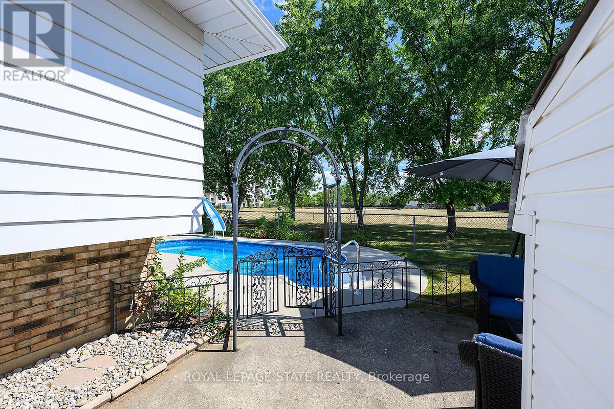 24 Oxford Street, Brantford, Ontario  N3R 5C6 - Photo 25 - X12404782