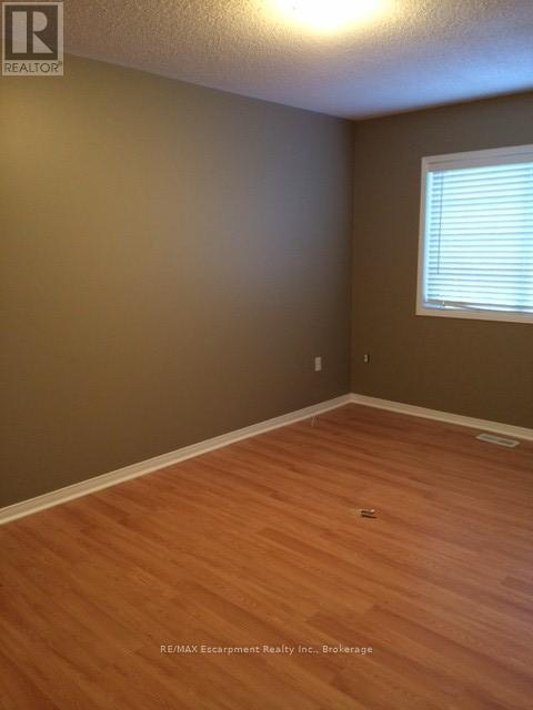4832 Capri Crescent, Burlington, Ontario  L7M 0H9 - Photo 5 - W12403342