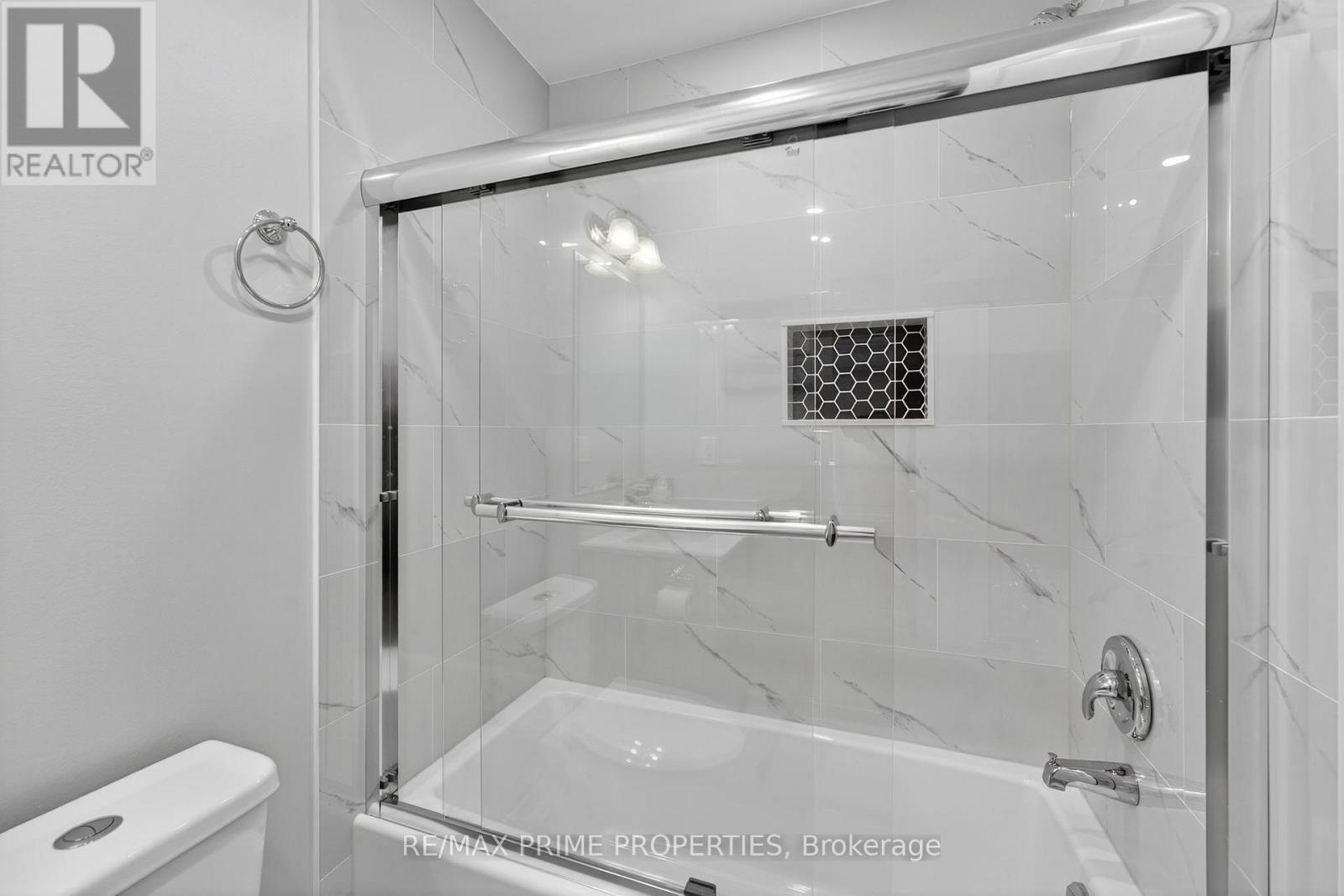 63 Lilly Mckeowan Crescent, East Gwillimbury (Mt Albert), Ontario  L0G 1M0 - Photo 19 - N12404853
