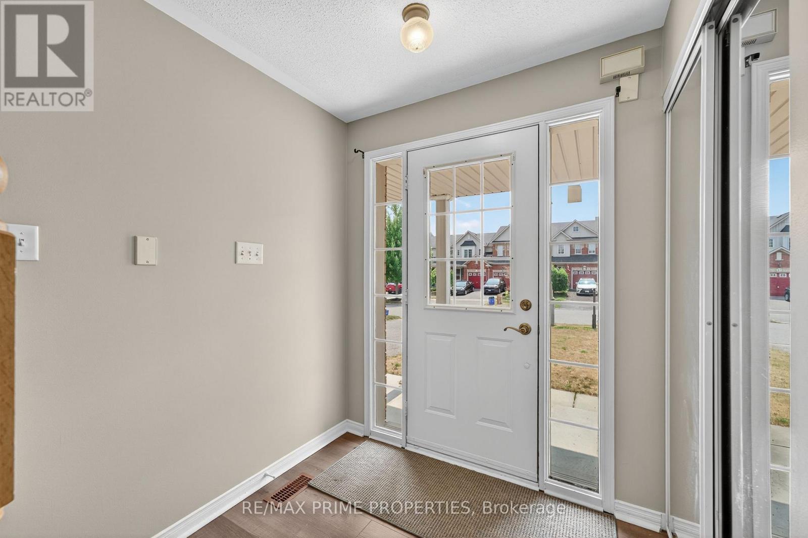 63 Lilly Mckeowan Crescent, East Gwillimbury (Mt Albert), Ontario  L0G 1M0 - Photo 3 - N12404853