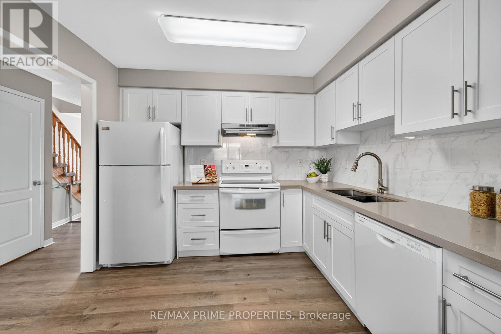 63 Lilly Mckeowan Crescent, East Gwillimbury (Mt Albert), Ontario  L0G 1M0 - Photo 4 - N12404853