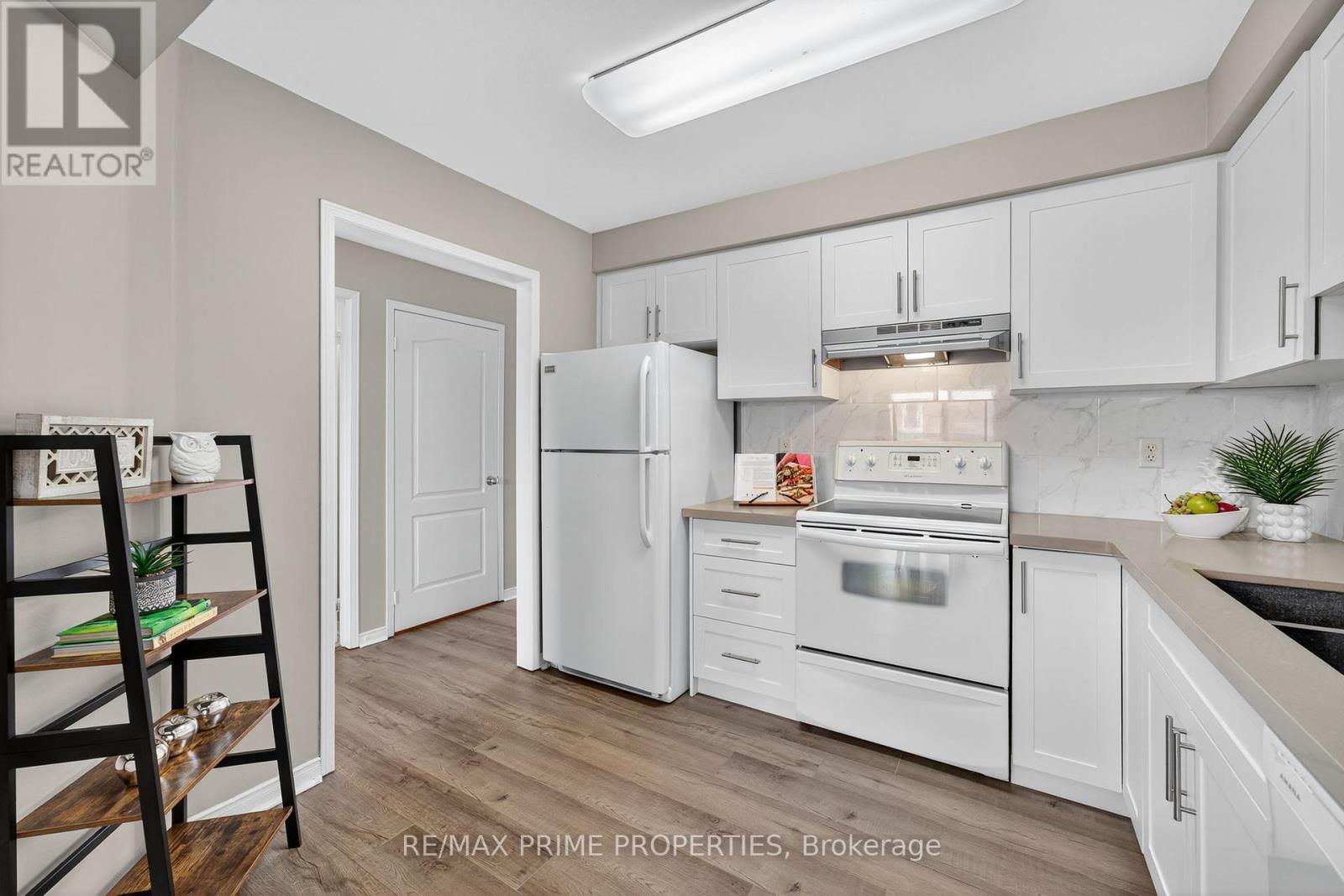 63 Lilly Mckeowan Crescent, East Gwillimbury (Mt Albert), Ontario  L0G 1M0 - Photo 5 - N12404853